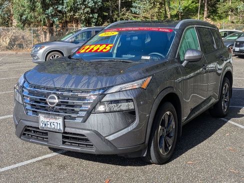 Used 2025 Nissan Rogue SV w/ SV Premium Package FWD image 2