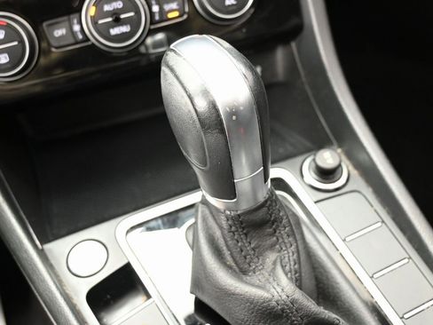 Used 2019 Volkswagen Jetta SE w/ Cold Weather Package image 28