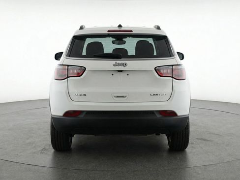 Used 2025 Jeep Compass Latitude AWD/4WD image 7