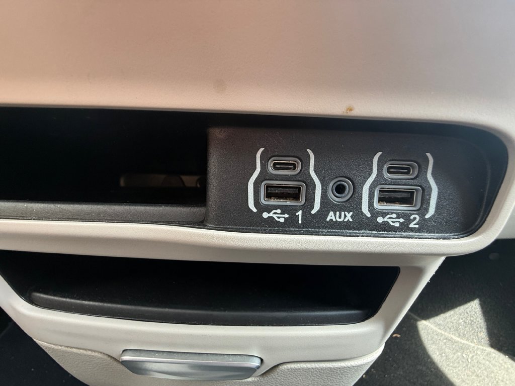 Used 2024 Chrysler Pacifica Touring-L FWD image 33