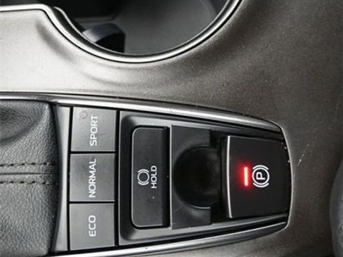 Used 2022 Toyota Camry SE image 18