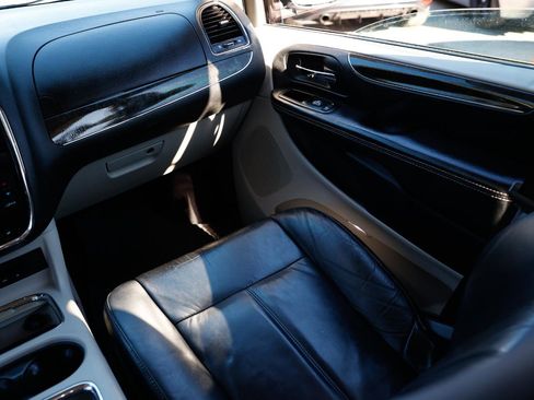 Used 2015 Chrysler Town & Country Limited Platinum w/ Trailer Tow Group image 22