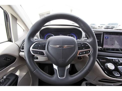 Used 2023 Chrysler Pacifica Touring-L image 15