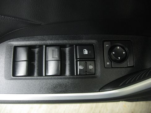 Used 2021 Toyota RAV4 XLE w/ Convenience Package image 12