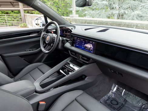 New 2025 Porsche Macan Electric RWD image 52