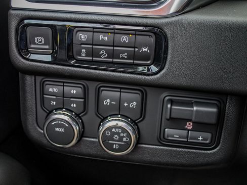 Used 2025 GMC Yukon Elevation w/ LPO, Yukon Black Package AWD/4WD image 37