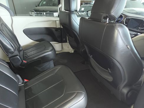 Used 2017 Chrysler Pacifica Touring-L w/ Tire & Wheel Group FWD image 28