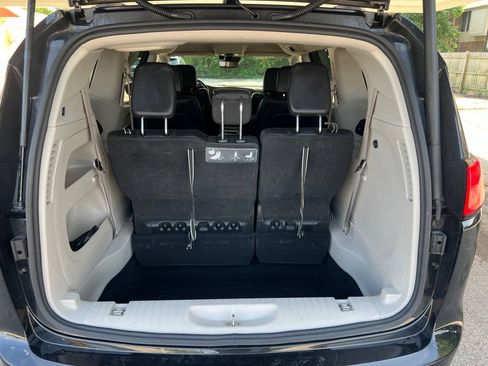 Used 2017 Chrysler Pacifica Touring-L Plus w/ Advanced Safetytec Group FWD image 11