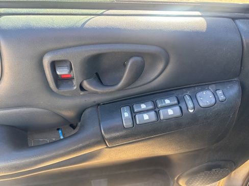 Used 2001 Chevrolet Blazer LT w/ Preferred Equipment Group image 10