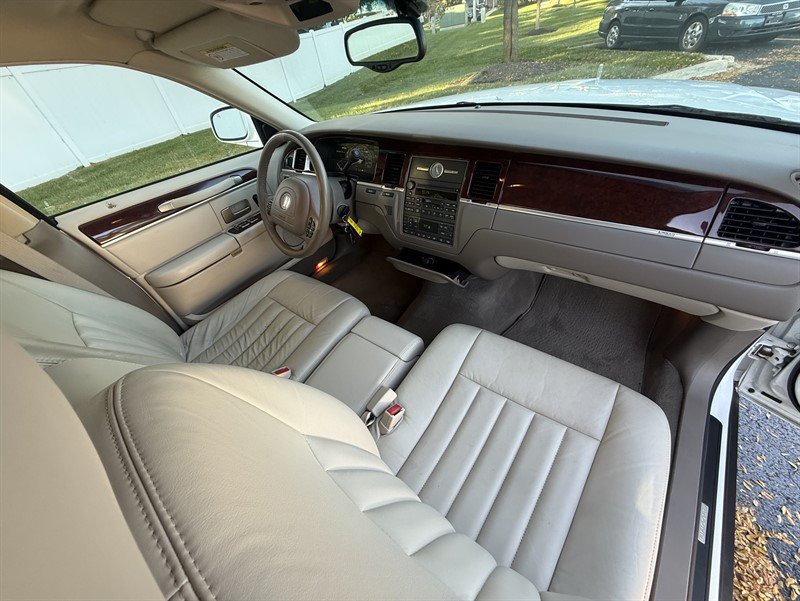 Used 2004 Lincoln Town Car Signature RWD image 18