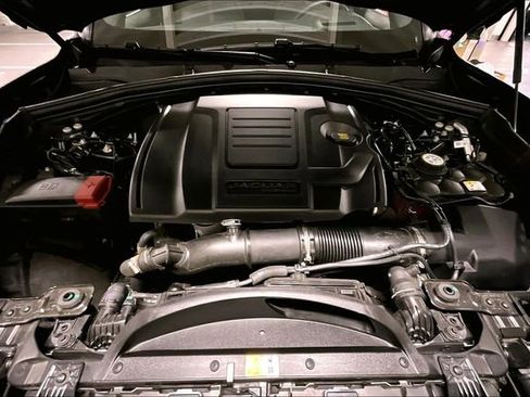 Certified 2025 Jaguar F-PACE R-Dynamic S image 9