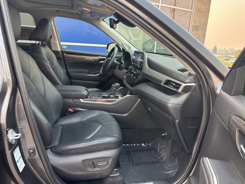 Used 2021 Toyota Highlander Limited image 14