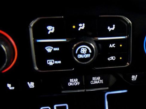 Used 2023 Chevrolet Suburban Premier AWD/4WD image 29