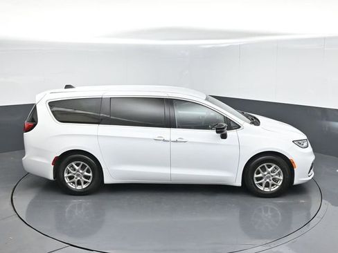 Used 2024 Chrysler Pacifica Touring-L FWD image 42
