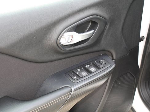 Used 2016 Jeep Cherokee Latitude w/ Cold Weather Group image 9