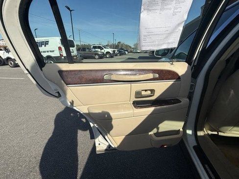 Used 2006 Lincoln Town Car Signature RWD image 13