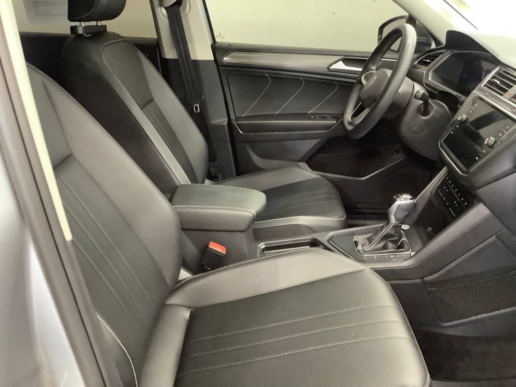 Used 2023 Volkswagen Tiguan SE w/ Panoramic Sunroof Package FWD image 28