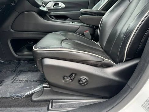 Used 2025 Chrysler Pacifica Limited FWD image 5