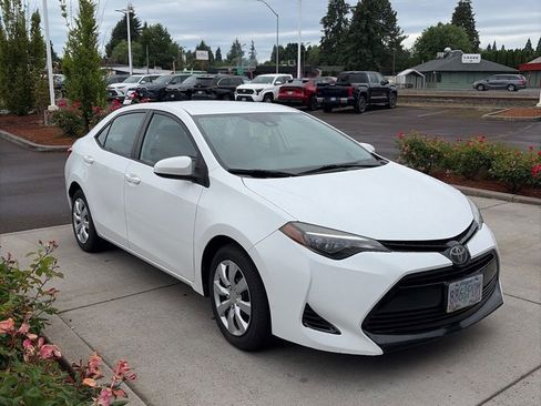 Used 2017 Toyota Corolla LE FWD image 2