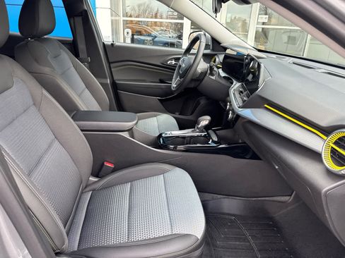 Used 2025 Chevrolet Trax LT w/ Driver Confidence Package image 4