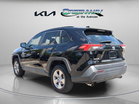 Used 2022 Toyota RAV4 XLE AWD/4WD image 4