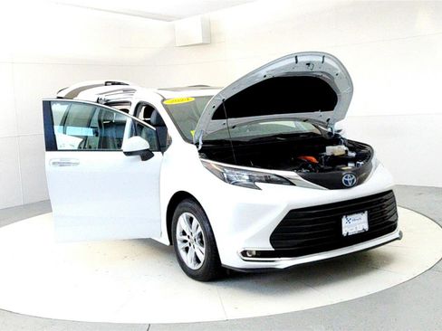 Certified 2024 Toyota Sienna XLE w/ XLE Plus Package image 9