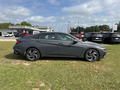 Used 2024 Hyundai Elantra Limited image 8