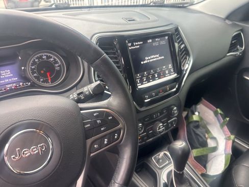 Used 2019 Jeep Cherokee Limited w/ Technology Group FWD image 18