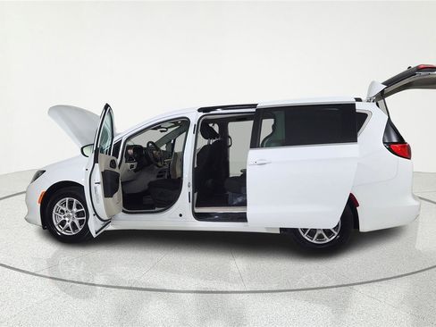 Used 2024 Chrysler Voyager LX FWD image 7