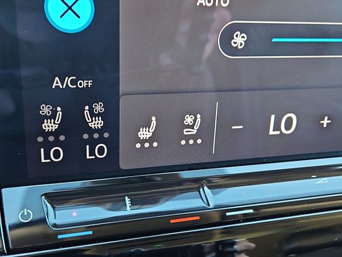 Used 2024 Volkswagen Atlas SE image 17