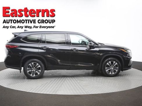 Used 2021 Toyota Highlander XLE AWD/4WD image 46