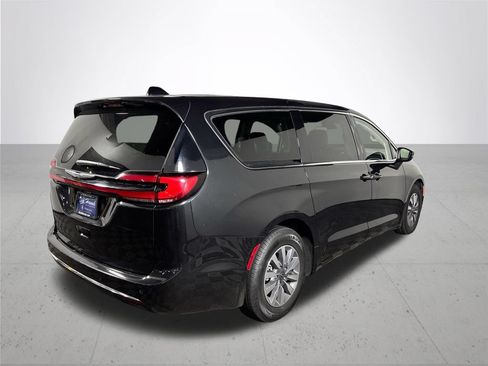 Used 2023 Chrysler Pacifica Touring-L FWD image 6