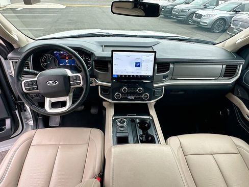Used 2024 Ford Expedition XLT RWD image 3