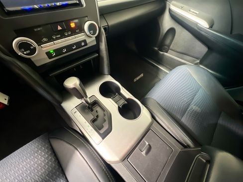 Used 2014 Toyota Camry SE image 25