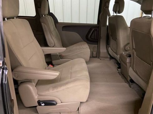 Used 2014 Chrysler Town & Country Touring image 17