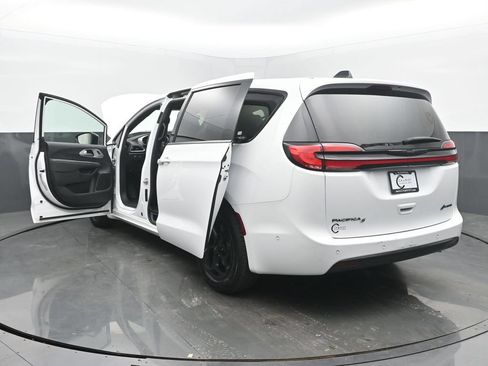 Used 2024 Chrysler Pacifica Limited FWD image 56