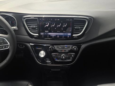 Used 2025 Chrysler Pacifica Select FWD image 13