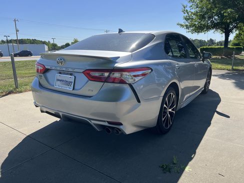 Used 2020 Toyota Camry SE image 11