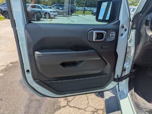 Used 2023 Jeep Wrangler Unlimited Sahara AWD/4WD image 11