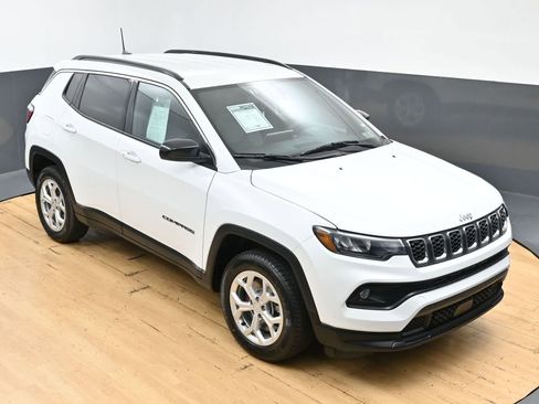 Used 2024 Jeep Compass Latitude AWD/4WD image 43