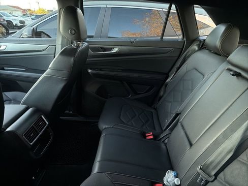 Used 2024 Volkswagen Atlas Cross Sport SE image 9