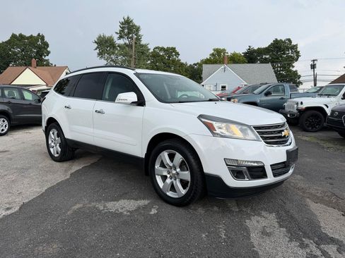 Used 2016 Chevrolet Traverse LT w/ Style and Technology Package FWD image 3