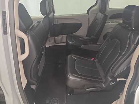 Used 2024 Chrysler Pacifica Touring-L image 10