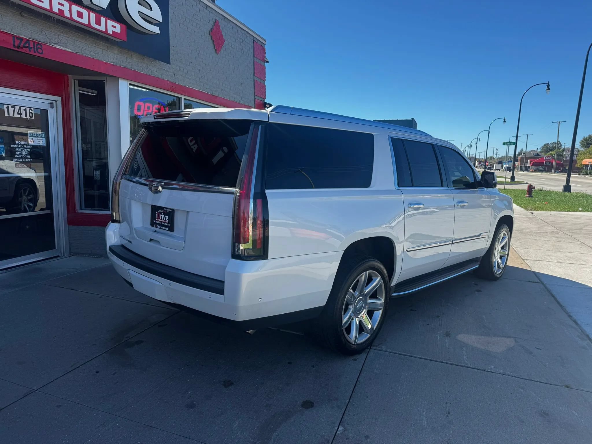 Used 2017 Cadillac Escalade ESV Luxury AWD/4WD image 3