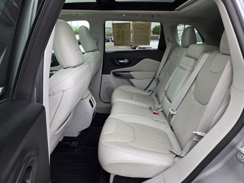 Used 2019 Jeep Cherokee Limited w/ Luxury Group AWD/4WD image 32