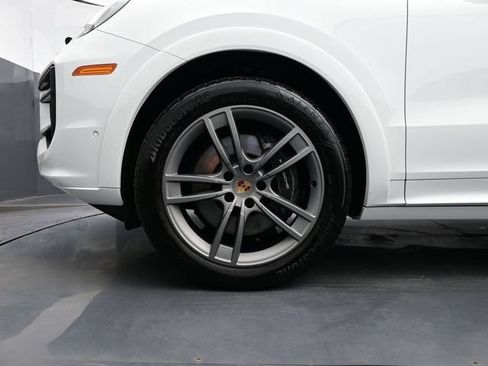 Certified 2025 Porsche Cayenne AWD/4WD image 6