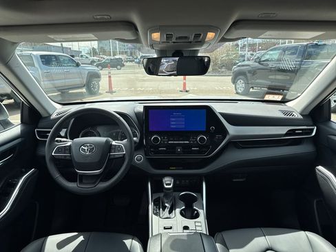 Used 2026 Toyota Highlander XLE AWD/4WD image 12