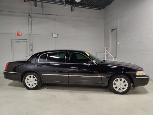 Used 2011 Lincoln Town Car Executive L RWD image 5