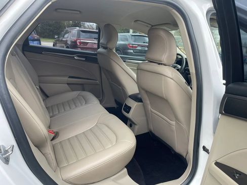 Used 2017 Ford Fusion SE w/ Fusion SE Technology Package FWD image 12