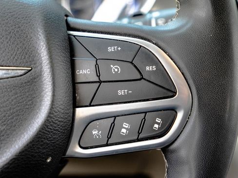 Used 2023 Chrysler Pacifica Touring-L FWD image 16